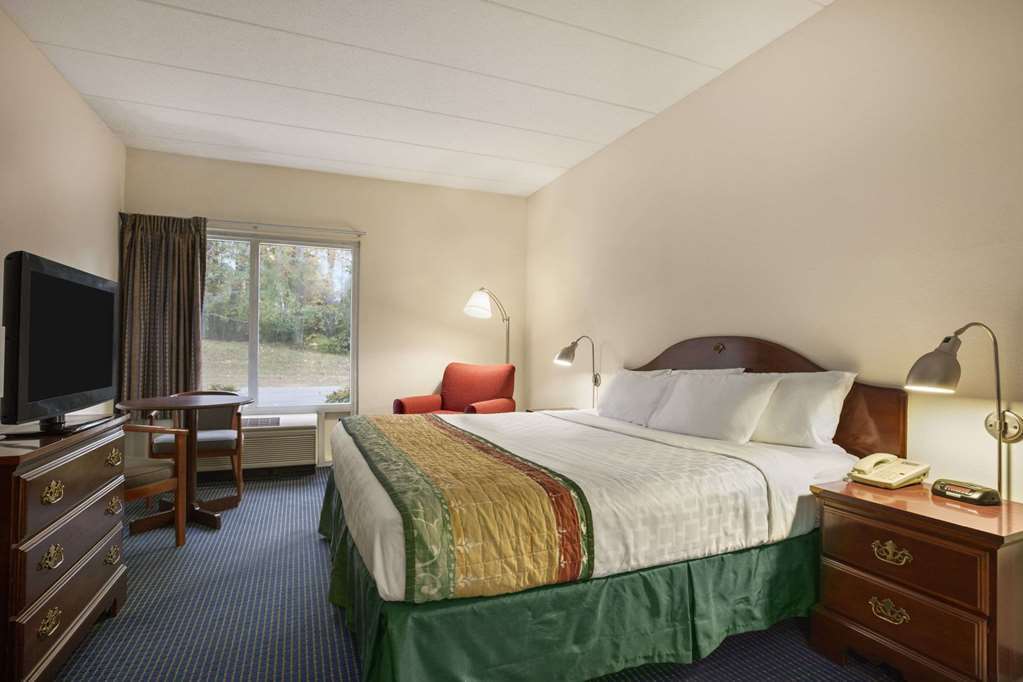 Baymont By Wyndham Warrenton Hotel Room photo